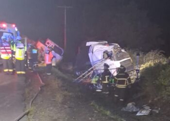 Conductor de camión fallece al volcar y quedar atrapado en Cabrero.