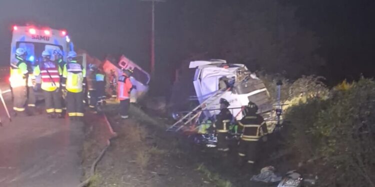 Conductor de camión fallece al volcar y quedar atrapado en Cabrero.