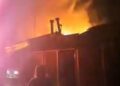 Un incendio en Los Ángeles deja una vivienda destruida y a una persona gravemente herida.