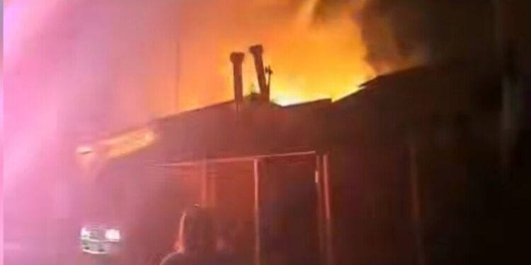 Un incendio en Los Ángeles deja una vivienda destruida y a una persona gravemente herida.