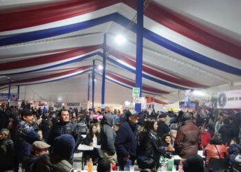 El alcalde de Laja asegura que no modificará las reglas: las fondas permanecerán abiertas hasta las 2 de la mañana.