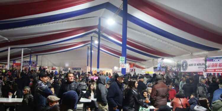 El alcalde de Laja asegura que no modificará las reglas: las fondas permanecerán abiertas hasta las 2 de la mañana.