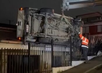 Camioneta terminó volcada sobre el techo de una casa en Nacimiento: El conductor era un menor.