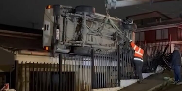 Camioneta terminó volcada sobre el techo de una casa en Nacimiento: El conductor era un menor.