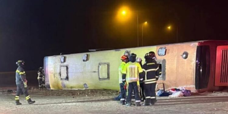 Al menos cuatro pasajeros fallecidos y varios heridos tras el vuelco de un autobús en Copiapó.