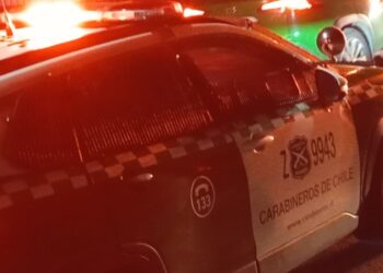 Mujer fue agredida por ladrones mientras su hija observaba durante un asalto en Los Ángeles.