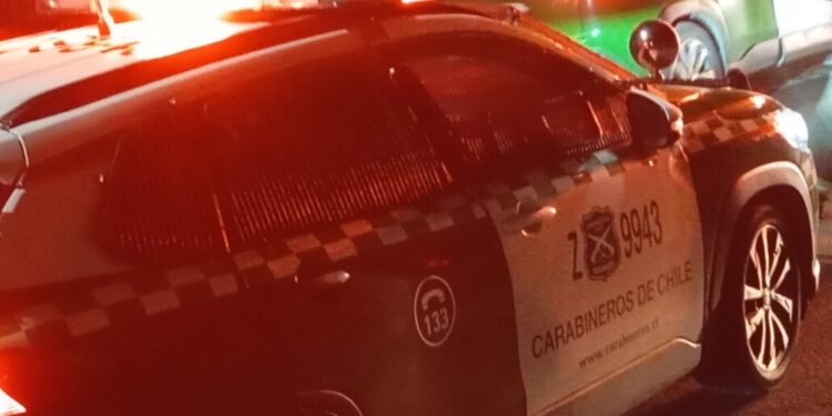 Mujer fue agredida por ladrones mientras su hija observaba durante un asalto en Los Ángeles.