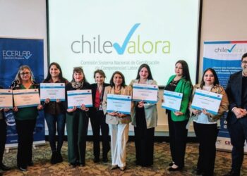 Mujeres de Los Ángeles obtienen certificación en el cuidado de adultos mayores gracias a un significativo proyecto.