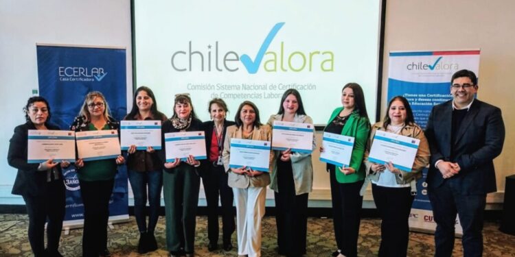 Mujeres de Los Ángeles obtienen certificación en el cuidado de adultos mayores gracias a un significativo proyecto.