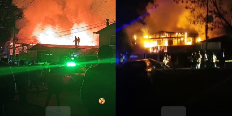 Incendio daña al menos dos viviendas y un taller en Mulchén: Bomberos de otras localidades brindaron apoyo.