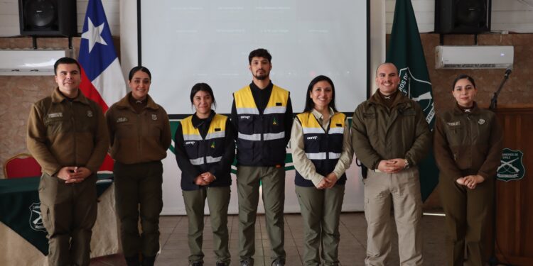 Patrullas forestales del Maule reciben capacitación en tácticas para combatir incendios.