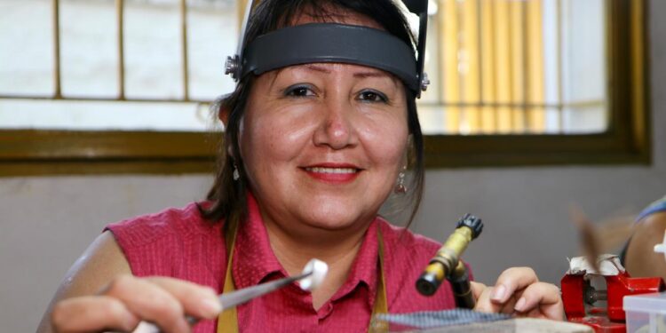 Emprendedores accederán a asesoría tributaria y empresarial gracias a una colaboración entre el estado y el ámbito académico.