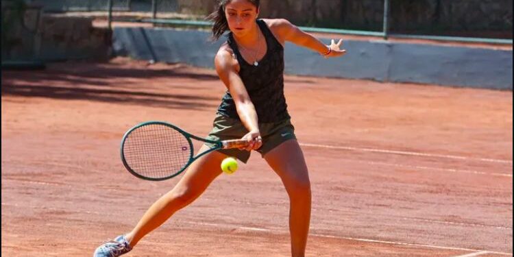 Joven tenista de Maule supera lesiones y carencia de apoyo para continuar en el circuito internacional.