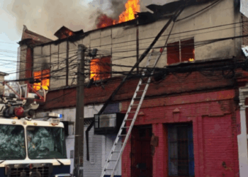 Intenso incendio en Av. Independencia activa a 14 compañías de Bomberos.