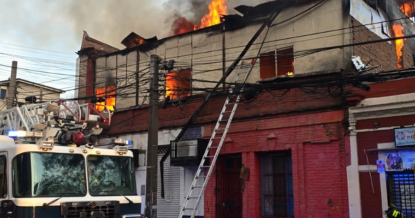 Intenso incendio en Av. Independencia activa a 14 compañías de Bomberos.