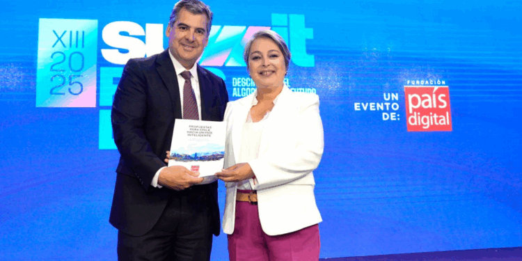 Candidatos presidenciales reciben 20 propuestas para transformar a Chile en un país más inteligente.