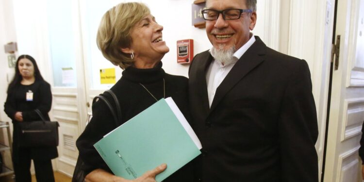 Lagos Weber solicita a Evelyn Matthei que suavice sus críticas sobre el Presupuesto 2025.