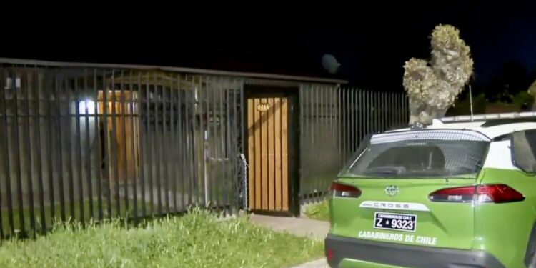 Exjuez sufrió un violento asalto en su hogar en La Pintana: su esposa de 81 años fue agredida y su hijo recibió golpes con un fierro.