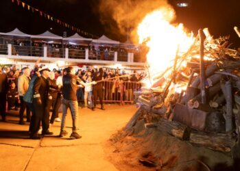 Más de 10 mil personas se reunieron en Caleta El Membrillo para la Fogata del Pescador.