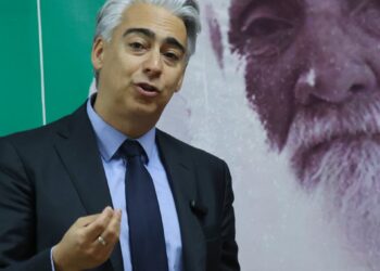 Marco Enríquez-Ominami cuestiona a Jara por no haber presentado su programa de gobierno.