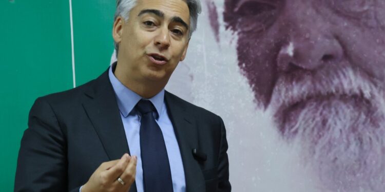 Marco Enríquez-Ominami cuestiona a Jara por no haber presentado su programa de gobierno.