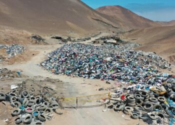 El Tribunal condena al Estado por el daño ambiental causado por vertederos ilegales en Alto Hospicio y exige un plan de reparación.