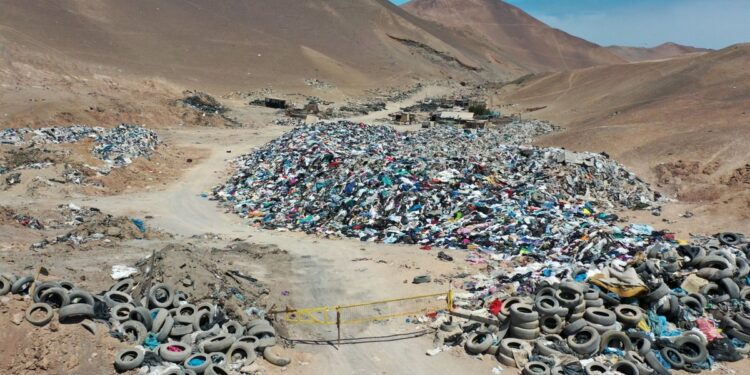 El Tribunal condena al Estado por el daño ambiental causado por vertederos ilegales en Alto Hospicio y exige un plan de reparación.