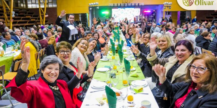 La «Noche de Estrellas» brilló para los adultos mayores de Olivar.