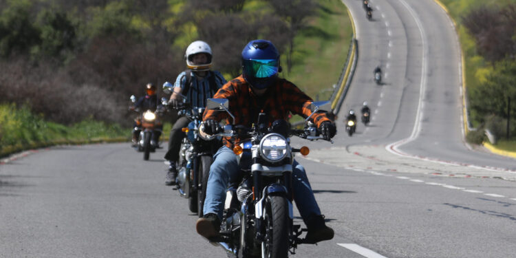 Royal Enfield impulsa el uso del casco en el One Ride 2025.