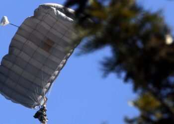 Parada Militar 2025: Primera mujer paracaidista y conmovedora despedida de “Drako”