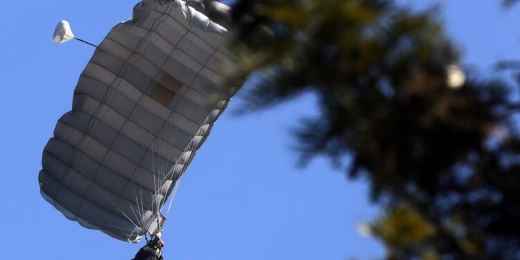 Parada Militar 2025: Primera mujer paracaidista y conmovedora despedida de “Drako”