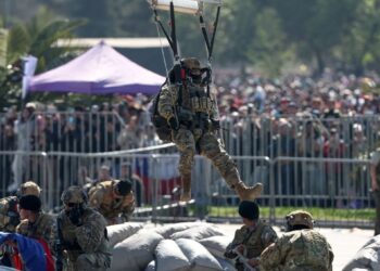 Impresionantes saltos en paracaídas de los comandos al comienzo de la Parada Militar.