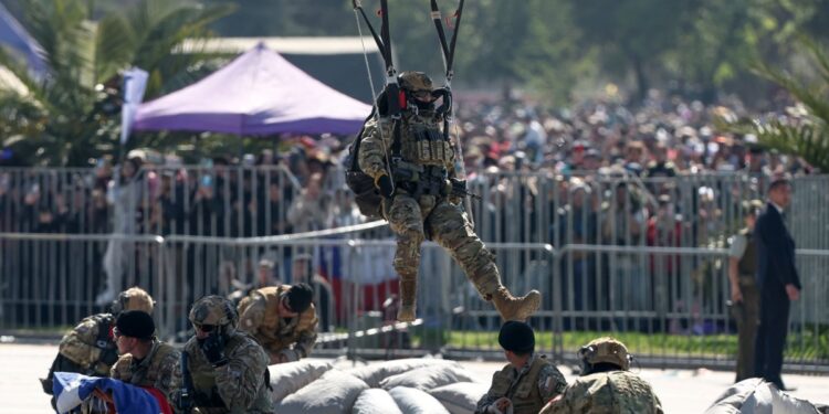 Impresionantes saltos en paracaídas de los comandos al comienzo de la Parada Militar.