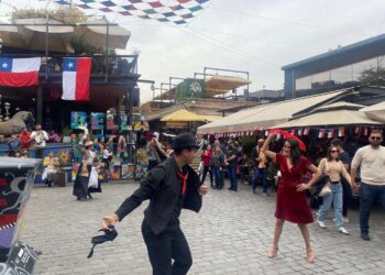 Fiestas Patrias con arte, música y tradiciones chilenas.