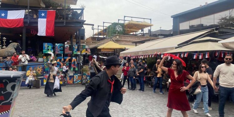 Fiestas Patrias con arte, música y tradiciones chilenas.