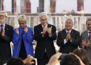 Gobierno da marcha atrás y reinstala placa de Piñera en hospital de Alto Hospicio.