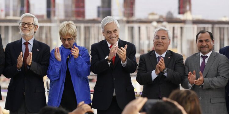 Gobierno da marcha atrás y reinstala placa de Piñera en hospital de Alto Hospicio.