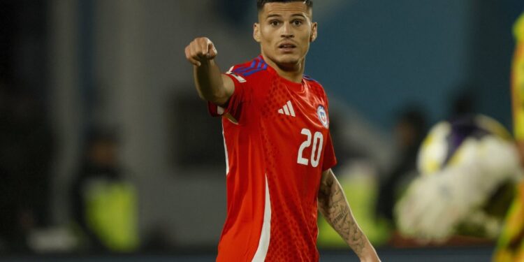 Lucas Cepeda se muestra optimista respecto al futuro de la Roja: «Debemos elevar la bandera de Chile nuevamente en lo más alto»