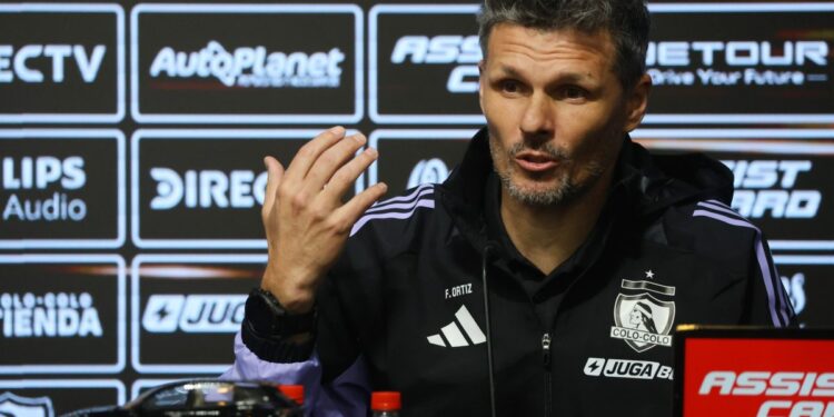 Fernando Ortiz afirma que Colo-Colo se presenta «bien» a la Supercopa y que han estado «entrenando muchas fórmulas».