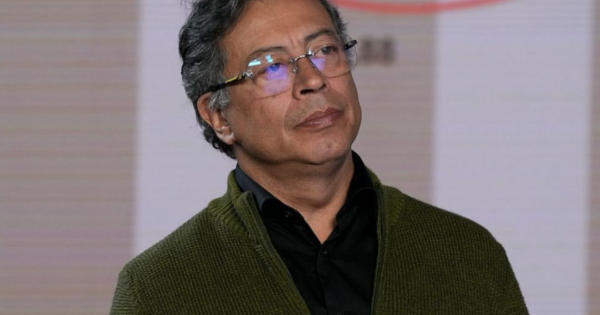 Gustavo Petro cuestiona la operación de EE. UU. en el Caribe y la tilda de “asesinato”.