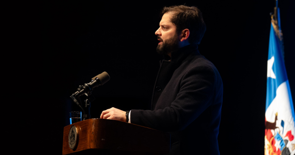 [VIDEO] Boric alerta sobre los peligros para la democracia: “Ahora ya no necesitan bombardear el Palacio de La Moneda”