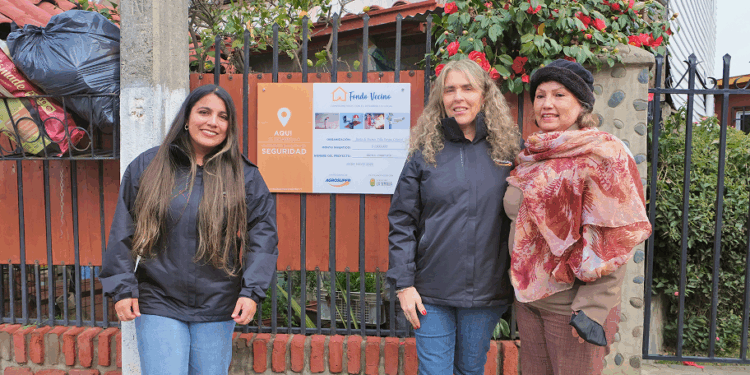 Reescribe el titular sin cambiar el sentido y elimina el nombre del sitio Agrosuper apoya el desarrollo de 21 iniciativas de seguridad comunitaria mediante su programa “Fondo Vecino”.