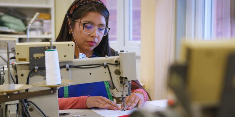 Madres reviven uniformes que ya no se usan