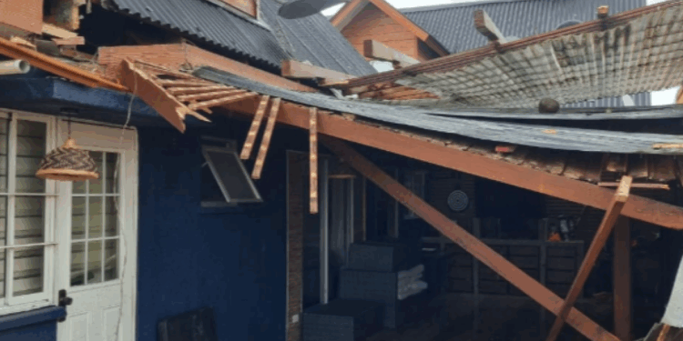 Tornado sorprende a Linares y afecta a más de 150 viviendas.