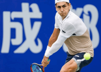 Alejandro Tabilo queda eliminado en primera ronda del ATP de Tokio ante Zizou Bergs.