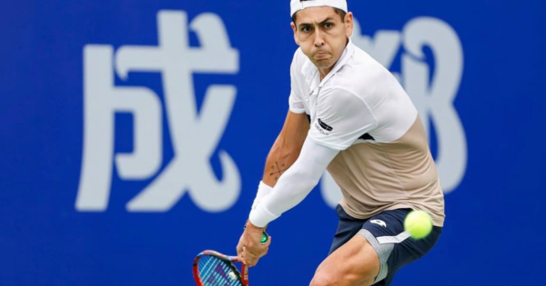 Alejandro Tabilo queda eliminado en primera ronda del ATP de Tokio ante Zizou Bergs.