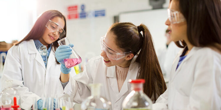 En el Día Nacional de las Ciencias para cabros y cabras
