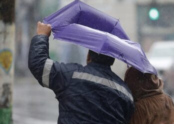 Aviso por intensos vientos en el norte y sur del país: Rachas podrían alcanzar los 100 km/h.