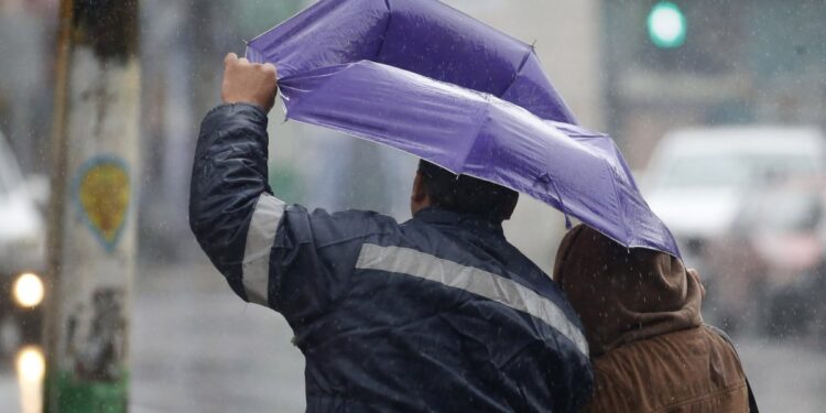 Aviso por intensos vientos en el norte y sur del país: Rachas podrían alcanzar los 100 km/h.