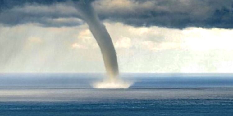 Armada lanza alerta especial por riesgo de trombas marinas: descubre las comunas potencialmente afectadas.